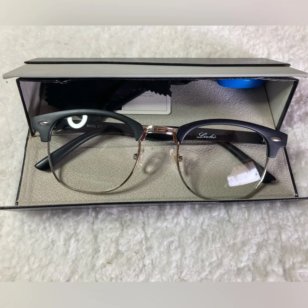 Eyeglasses with blue light lock